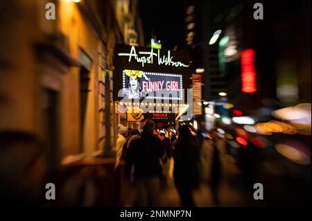 Une photo de rue de nuit stylisée du marquis pour le spectacle à succès de Broadway « Funny Girl » à Manhattan au WilsonTheatre d'août. Banque D'Images