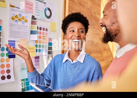 Planification, brainstorming de groupe et gens d'affaires pour l'image de marque, la recherche et la stratégie d'un projet. Heureuse, enseignante et noire femme faisant un Banque D'Images