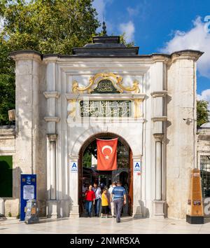 Istanbul, Turquie - 1 septembre 2023: Entrée de la mosquée Eyup Sultan avec des piétons, situé dans le quartier Eyup d'Istanbul, Turquie à l'extérieur des murs de la ville près de la Corne d'Or Banque D'Images