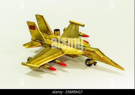 Un avion modèle Sukhoi SU-30 Flanker fabriqué à partir de vieux boîtiers en laiton et de balles, un souvenir de la guerre du Vietnam Banque D'Images