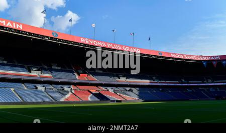 Vue d'ensemble (vue d'ensemble de l'atmosphère ou illustration de l'ambiance) avec la pelouse avant l'entraînement public de l'équipe de football de Paris Saint-Germain (PSG) sur 24 février 2023 au stade du Parc des Princes à Paris, France. Photo de Victor Joly/ABACAPRESS.COM Banque D'Images