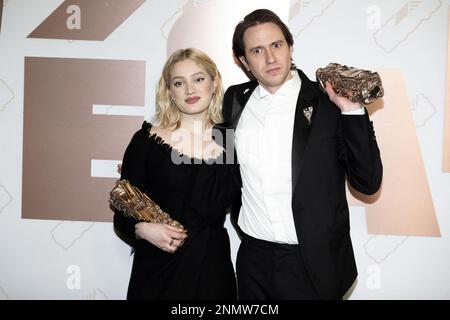 Nadia Tereszkiewicz pose avec le prix de la meilleure femme Newcomer Cesar pour le film les amandiers et Bastien Bouillon, avec le prix de la meilleure nouvelle Césare masculine pour le film la nuit du 12 lors des césar film Awards 48th à l'Olympia, sur 24 février 2023 à Paris, France. Photo de David Niviere/ABACAPRESS.COM crédit: Abaca Press/Alay Live News Banque D'Images
