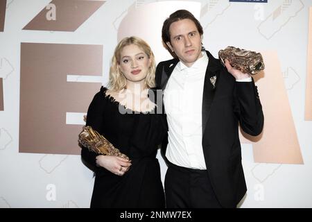 Nadia Tereszkiewicz pose avec le prix de la meilleure femme Newcomer Cesar pour le film les amandiers et Bastien Bouillon, avec le prix de la meilleure nouvelle Césare masculine pour le film la nuit du 12 lors des césar film Awards 48th à l'Olympia, sur 24 février 2023 à Paris, France. Photo de David Niviere/ABACAPRESS.COM crédit: Abaca Press/Alay Live News Banque D'Images