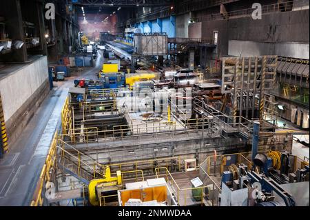 Usine métallurgique en Allemagne, convoyeur de métal laminé à chaud, production de tôle d'acier. Banque D'Images