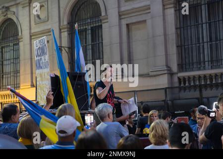 Buenos Aires, Argentine. 24th févr. 2023. Les citoyens ukrainiens en Argentine ont fait une mobilisation à l'ambassade de Russie, un an après l'invasion russe de l'Ukraine. (Photo par Esteban Osorio/Pacific Press) crédit: Pacific Press Media production Corp./Alay Live News Banque D'Images