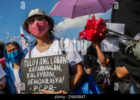 Antipolo City, Rizal, Philippines. 25th févr. 2023. Les activistes philippins se réunissent pour commémorer les 37th ans de la révolution du pouvoir du peuple qui a renversé le président Ferdinand Marcos Sr., défunt dictateur, au monument du pouvoir du peuple, à Quezon City, dans la région métropolitaine de Manille, aux Philippines, sur 25 février 2023. Les manifestants s'attaquent aux défis sociaux persistants du pays sous l'administration de Marcos Jr. Pendant les huit premiers mois du retour des Marcoses après 37 ans. Après 14 ans, les Philippines ont un taux d'inflation de 8,7%, une augmentation rapide des niveaux de pauvreté et une aggravation du chômage Banque D'Images