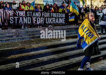 Un activiste signe pour l'Ukraine à une vigile sur Trafalgar Square pour marquer le premier anniversaire de l'invasion russe de l'Ukraine. Banque D'Images
