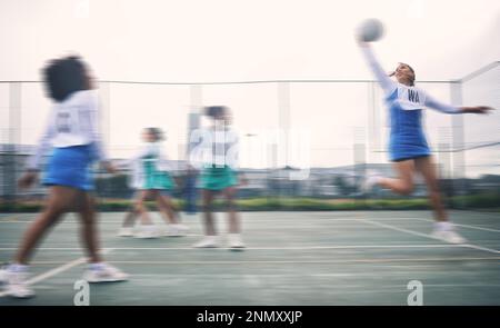 Sports, netball et fitness sautent par les femmes sur le terrain extérieur pour l'entraînement, l'entraînement et l'entraînement. Exercice, les élèves et l'équipe de filles avec le ballon pour
