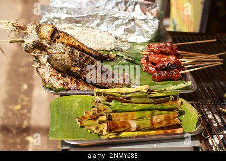 Trey Ang ou poisson grillé et autres traditionnels authentiques Khmers streetfood ou pendre bai vendu le long des rues de Kampot, Cambodge Banque D'Images