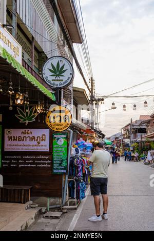 Village de Chiang Khan Nord-est de la Thaïlande février 2023, touriste à l'extérieur d'un magasin de cannabis marijuana dans le village de Chiang Khan Banque D'Images