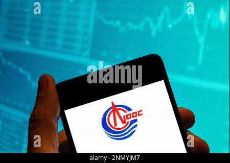 Chine. 19th févr. 2023. Dans cette illustration, le logo du Groupe China National Offshore Oil Corporation (CNOOC) est affiché sur un smartphone avec un graphique d'indice boursier économique en arrière-plan. Crédit : SOPA Images Limited/Alamy Live News Banque D'Images