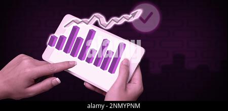 Deux mains tenant le téléphone portable et appuyez sur l'écran. Téléphone portable présentant de nouvelles technologies futuristes. Palmiers transportant un téléphone portable en retard Banque D'Images