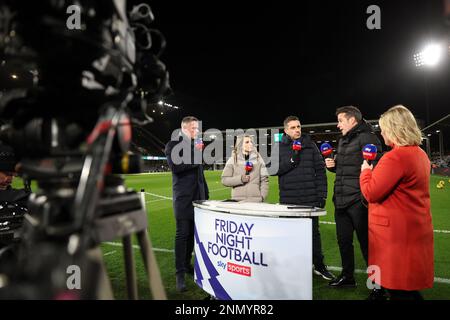 Londres, Royaume-Uni. 24th février 2023. Jamie Carragher, Karen Carney, Gary Neville et Kelly Cates, présentateurs de Sky Sports, et Marco Silva, directeur de Fulham, lors du match de la Premier League à Craven Cottage, Londres. Le crédit photo devrait se lire: David Klein / Sportimage crédit: Sportimage / Alay Live News Banque D'Images