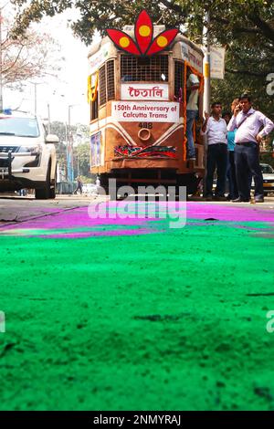 Kolkata, Bengale occidental, Inde. 24th févr. 2023. Le célèbre service de tramway de Kolkata ayant terminé ses 150 ans vendredi, les amateurs de tramway de la ville et d'ailleurs, y compris des pays comme l'Allemagne et l'Australie, se sont rassemblés pour marquer l'occasion historique. C'est sur 24 février 1873 que le tram ensuite tiré par le cheval a commencé à s'armuter sur les lignes de tramway d'erstwhile Calcutta. (Credit image: © Dipa Chakraborty/Pacific Press via ZUMA Press Wire) USAGE ÉDITORIAL SEULEMENT! Non destiné À un usage commercial ! Banque D'Images