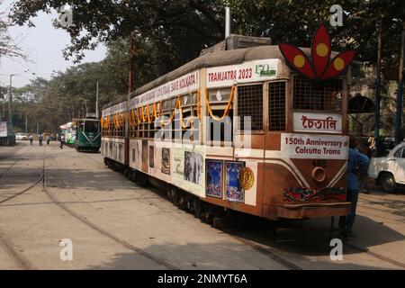 Kolkata, Bengale occidental, Inde. 24th févr. 2023. Le célèbre service de tramway de Kolkata ayant terminé ses 150 ans vendredi, les amateurs de tramway de la ville et d'ailleurs, y compris des pays comme l'Allemagne et l'Australie, se sont rassemblés pour marquer l'occasion historique. C'est sur 24 février 1873 que le tram ensuite tiré par le cheval a commencé à s'armuter sur les lignes de tramway d'erstwhile Calcutta. (Credit image: © Dipa Chakraborty/Pacific Press via ZUMA Press Wire) USAGE ÉDITORIAL SEULEMENT! Non destiné À un usage commercial ! Banque D'Images