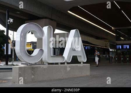 Grande installation ou panneau avec les lettres CLA à l'extérieur de l'entrée de la nouvelle gare de Clayton, construite dans le cadre de ce que l'on appelle skyrail Banque D'Images