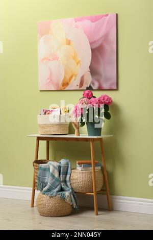 Table de console avec belle fleur de hortensia près du mur vert clair dans le couloir. Design intérieur Banque D'Images