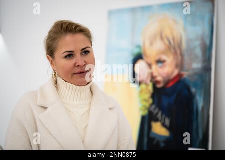 Photo du dossier datée du 22/2/2023 d'Alina Kosenko, artiste et propriétaire de galerie qui a créé certaines de ses œuvres dans un sous-sol pendant l'invasion russe et les vend maintenant pour recueillir de l'argent, à Bucha, à la périphérie de Kiev, en Ukraine. Date de publication : samedi 25 février 2023. Banque D'Images