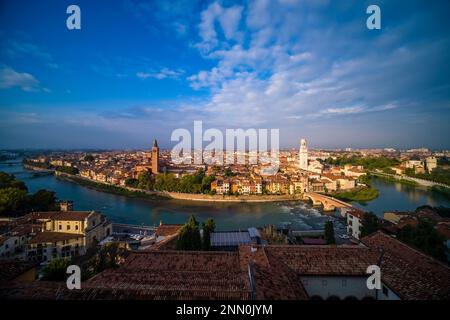 Vue aérienne sur le centre historique de Vérone, la rivière Adige et le pont Ponte Pietra, vue depuis Castel San Pietro. Banque D'Images