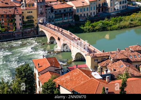 Vue aérienne sur l'Adige et le pont Ponte Pietra à Vérone, vue depuis Castel San Pietro. Banque D'Images