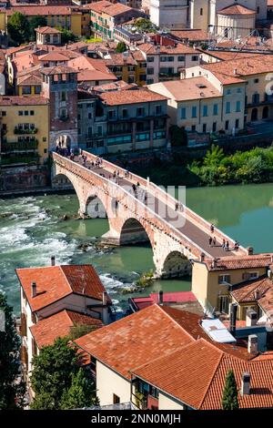 Vue aérienne sur l'Adige et le pont Ponte Pietra à Vérone, vue depuis Castel San Pietro. Banque D'Images