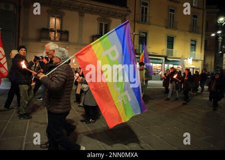 Les personnes aux drapeaux de la paix , les signes de protestation et les torches participent à un rassemblement et à une marche pour exiger la fin de la guerre en Ukraine. Banque D'Images