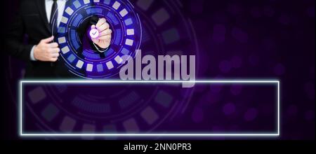 Homme d'affaires en uniforme de bureau tenant le stylo écrivant à l'écran présentant la technologie futuriste. Technicien de laboratoire utilisant le stylet prendre des notes montrant moderne Banque D'Images