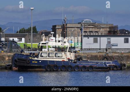 LE REMORQUEUR 'BITER' CACHIS ET PUITS DANS LE FIRTH DE CLYDE OFF GREENOCK, 24 FÉVRIER 2023. Banque D'Images