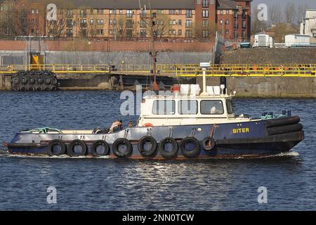 LE REMORQUEUR 'BITER' CACHIS ET PUITS DANS LE FIRTH DE CLYDE OFF GREENOCK, 24 FÉVRIER 2023. Banque D'Images