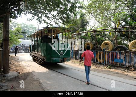 Kolkata, Inde. 24th févr. 2023. Un tram vu dans le dépôt de tram Esplanade. Plusieurs organisations d'amateurs de tram célèbrent 150 ans de services de tram à Kolkata, Inde. Le thème principal du programme est de préserver les services de tramway du patrimoine et de promouvoir la mobilité verte et les services de transport sans pollution. Selon le site Web de la West Bengal transport Corporation (WBTC), le premier tramway, une voiture tirée par des chevaux, a roulé sur la bonne voie le 24th février 1873. Le service de tramway est sur le point d'être extinction en raison de divers projets de métro et de voies de circulation modernes dans la ville. Actuellement, sur 30 lignes de tramway, il n'y en a que Banque D'Images