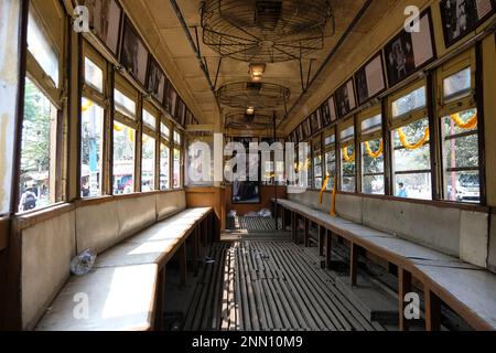 Kolkata, Inde. 24th févr. 2023. Vue intérieure d'un tramway historique décoré dans le dépôt de tramway Esplanade. Plusieurs organisations d'amateurs de tram célèbrent 150 ans de services de tram à Kolkata, Inde. Le thème principal du programme est de préserver les services de tramway du patrimoine et de promouvoir la mobilité verte et les services de transport sans pollution. Selon le site Web de la West Bengal transport Corporation (WBTC), le premier tramway, une voiture tirée par des chevaux, a roulé sur la bonne voie le 24th février 1873. Le service de tramway est sur le point d'être extinction en raison de divers projets de métro et de voies de circulation modernes dans la ville. Actuellement, sur Banque D'Images