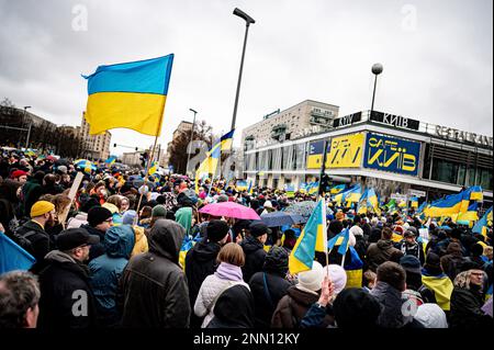 Berlin, Allemagne. 24th févr. 2023. Les participants d'une démonstration sous le slogan "nous n'oublierons jamais" se tiennent sur Karl-Marx-Allee devant le café Moscou, qui a été renommé café Kiev (Kiev) pendant quelques jours. L'armée russe avait envahi l'Ukraine le 24.02.2022. Credit: Fabian Sommer/dpa/Alay Live News Banque D'Images