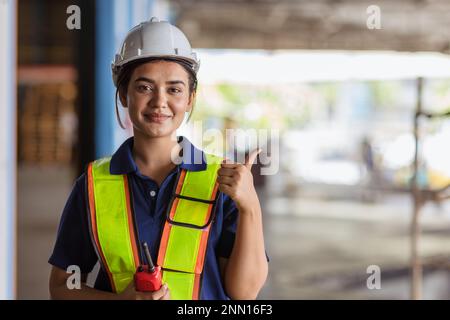 Femme indienne travailleur ingénieur superviseur dans le travail de sécurité dans l'entrepôt de l'usine Banque D'Images