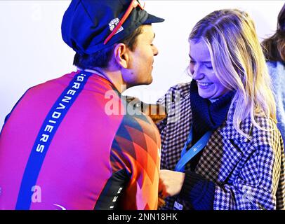 Le Britannique Tom Pidcock d'Ineos Grenadiers et sa copine Bethany Zajac photographiés avant l'édition 78th de la course cycliste masculine d'une journée Omloop Het Nieuwsblad, à 207,3 km de Gand à Ninove, samedi 25 février 2023. BELGA PHOTO JASPER JACOBS Banque D'Images