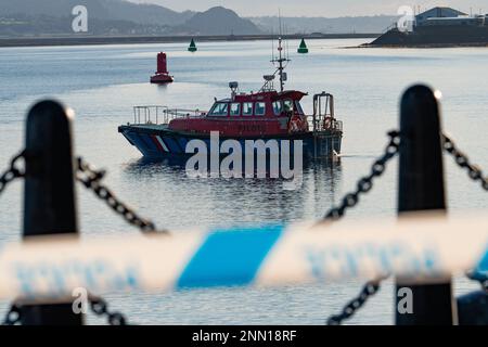 Greenock, Écosse, Royaume-Uni. 25 février 2023. La police et le pilote font l'artisanat sur place ce matin du naufrage du piqueur de Clyde Marine Services qui a coulé près de East India Harbour à Greenock hier . Il manque encore deux équipiers. Les bouées marquent l'endroit où le remorqueur a coulé. Pic ; bateau pilote sur scène de l'accident. Iain Masterton/Alay Live News Banque D'Images