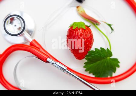 fraise haute nutrition vitamine pour la bonne santé concept. gros plan fruits fraises avec stéthoscope. Banque D'Images