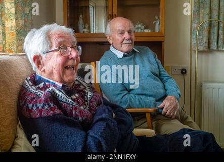 Deux hommes âgés dans leurs 90s qui sont des amis de toute une vie s'assoient et discutent de l'ancien jour. Banque D'Images