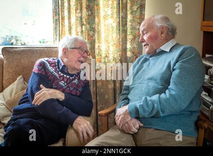 Deux hommes âgés dans leurs 90s qui sont des amis de toute une vie s'assoient et discutent de l'ancien jour. Banque D'Images