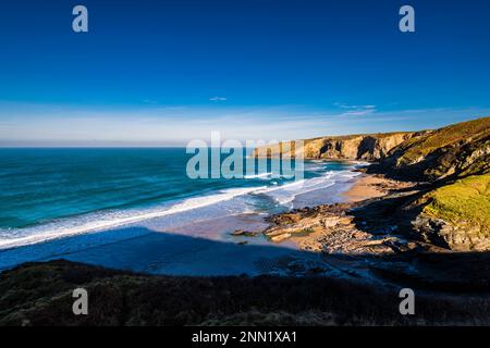 Panorama par une journée d'hiver au-dessus de Trebarwith Strand, Tintagel, Cornwall, Royaume-Uni Banque D'Images