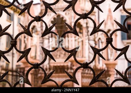 Détail des grilles entourant la cour des Tombeaux Scaliger, Arche Scaligere, dans la partie historique de Vérone. Banque D'Images