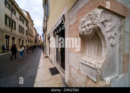 Symbole romain sur un mur près de Porta Borsari, les vestiges du mur romain de Vérone. Banque D'Images