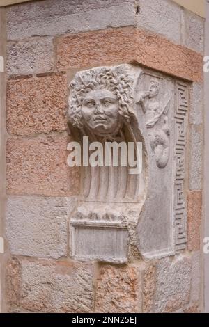 Symbole romain sur un mur près de Porta Borsari, les vestiges du mur romain de Vérone. Banque D'Images