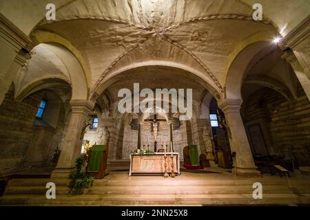 Autel et colonnes massives à l'intérieur de l'église Chiesa di San Fermo Maggiore inferiore. Banque D'Images