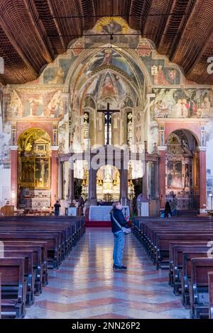 Autel, mobilier intérieur et plafonds peints avec art à l'intérieur de l'église Chiesa di San Fermo Maggiore supérieur. Banque D'Images