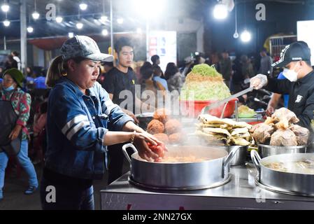 Da Lat, Vietnam - 10 février 2023: Une femme vietnamienne prépare de la soupe sur le marché de nuit vietnamien avec de la nourriture de rue Banque D'Images