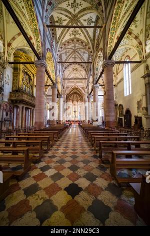 Autel, mobilier intérieur et plafonds peints avec art à l'intérieur de l'église Chiesa di Sant'Anastasia. Banque D'Images