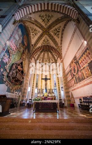 Autel, mobilier intérieur et plafonds peints avec art à l'intérieur de l'église Chiesa di Sant'Anastasia. Banque D'Images