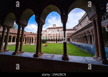 Colonnes, arches et arrière-cour du cloître de l'église Basilica di San Zeno Maggiore, construit entre 967 et 1398 après J.-C. Banque D'Images