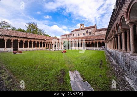 Colonnes, arches et arrière-cour du cloître de l'église Basilica di San Zeno Maggiore, construit entre 967 et 1398 après J.-C. Banque D'Images