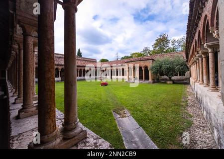 Colonnes, arches et arrière-cour du cloître de l'église Basilica di San Zeno Maggiore, construit entre 967 et 1398 après J.-C. Banque D'Images